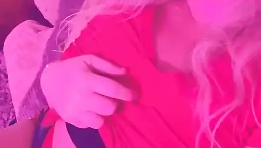 Поцелуи и объятья?