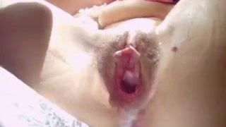 Schöne Brünette masturbiert mit einer Gurke