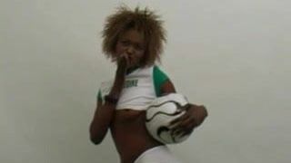 Bella ragazza africana di calcio che fa uno spogliarello