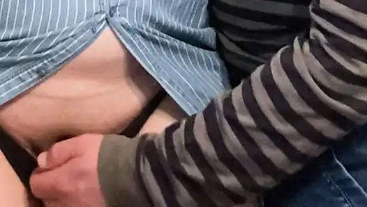 Rastgele yabancının elbisenin altında yapışkan parmakları