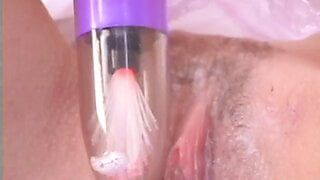 Slet neukt met een paarse dildo