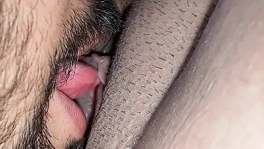 Üvey oğul odasında yalnızdı ve pantolonunu çıkarıyor ve mastürbasyon yapıyor