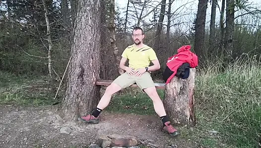 Çayırda çıplak