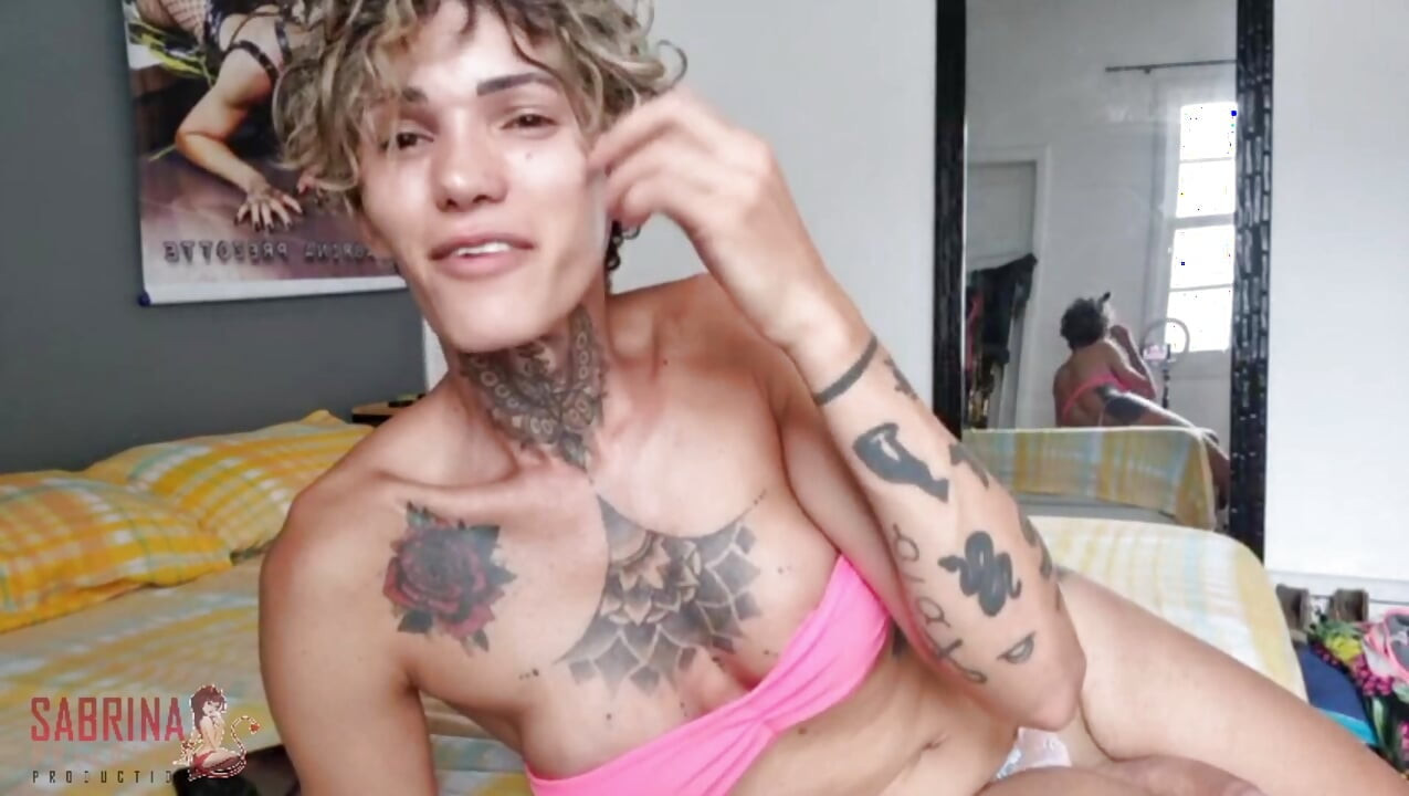 Ayam waria besar mempamerkan badannya di hadapan kamera.