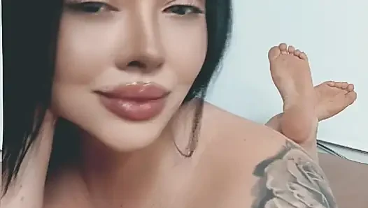 Поклонение госпоже LiliKitten идеальному телу и изгибам