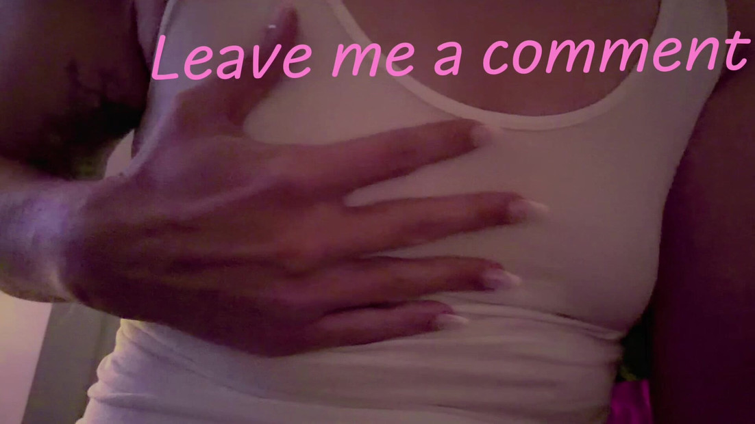 Trans žena solo Natrualne sise, ali bez grudnjaka i igranje s bradavicama morate vidjeti! Napisala AnniGoesWild