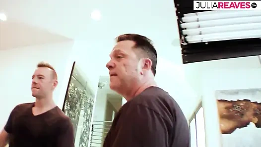 Kaltak meme emmenin tadını çıkarıyor ve sonra sert sikişiyor