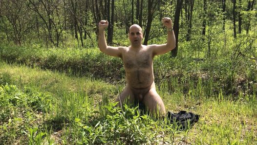 Maxx821 si spoglia nuda nella foresta