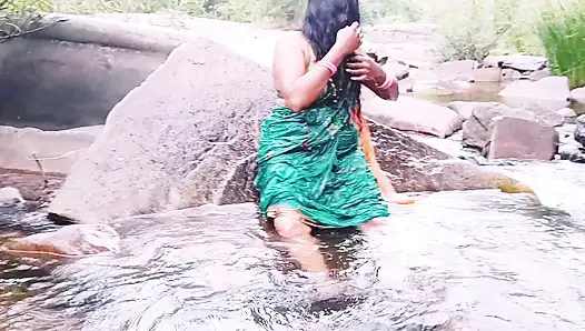 İpek teyze şelalede açık havada banyo seksi Telugu edepsiz konuşuyor.