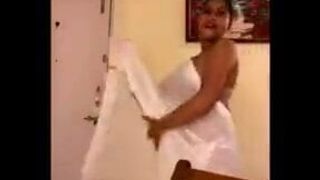 Anjani танцует вживую сексуально