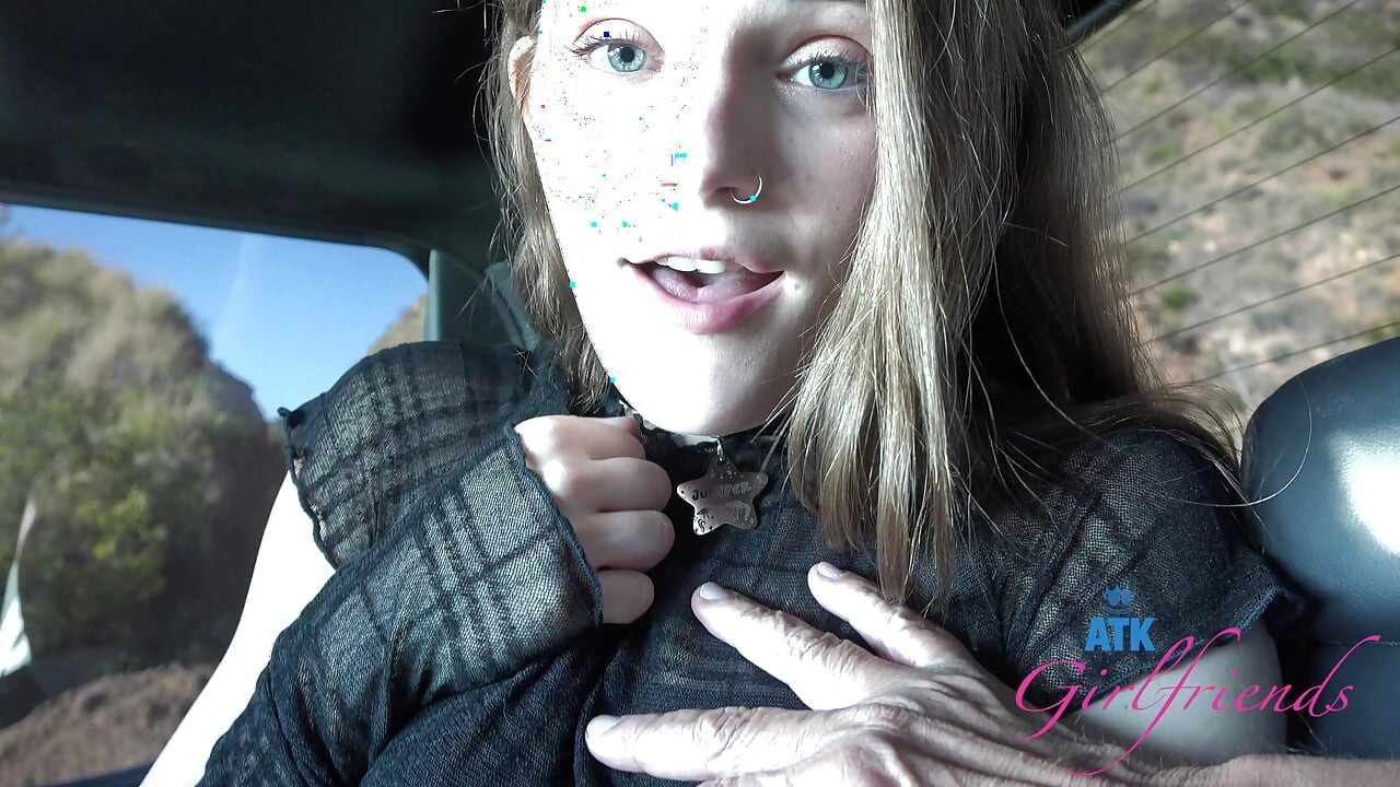 Model amatur BTS keseronokan kereta dan bercuti dan foreplay besar-besaran di dalam kereta memanaskan zakar anda untuk kemudian pov