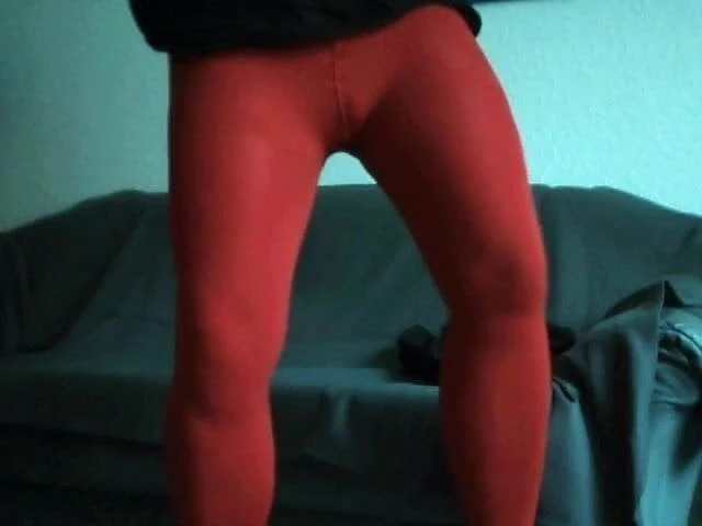 Wetlook-legging und rote strumpfhose