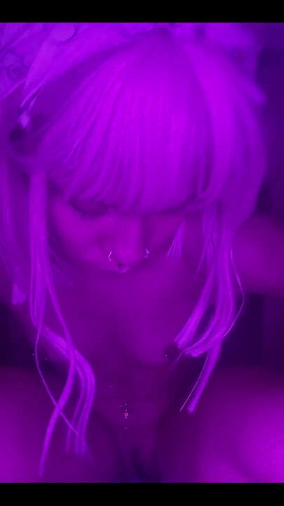 هل تسمع كم هي مبللة؟