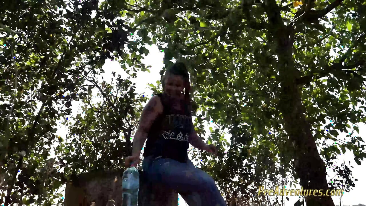Pee in a field of corn - pissing herself while talking with her boyfriend on the phone