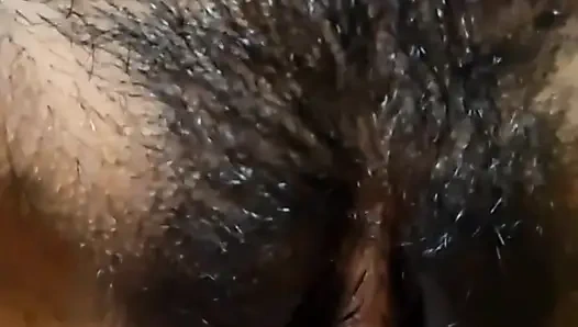 Hintli kız arkadaş çığlık atarken erkek arkadaşı tarafından arkadan sikiliyor