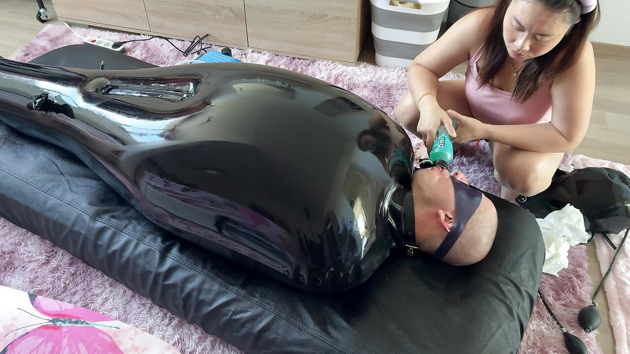 Evli kadın şişme tam vücut lateks bondaj çantasında estim ile kocasını çıldırtıyor - exreme edging. Kısıtlı nefes alma ağzı tıkalı