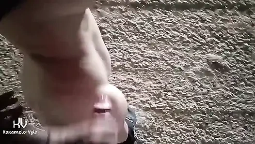 Cowok mesum nunjukin kontolnya di depan umum dan aku nggak bisa menahan diri untuk ngentot di gedung bekas