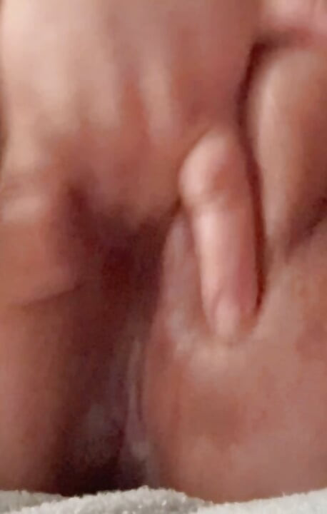 Wet squirting clit play