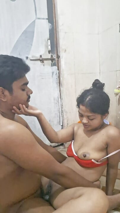 Adik tiri dan adik tiri berbagi ranjang dan ngentot habis-habisan