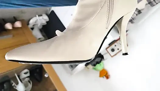 Fantasi romantis dengan sepatu bot putih overknee 36