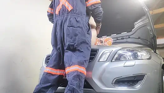 Konnte den mechaniker nicht bezahlen, also bot ich ihm eine muschi an