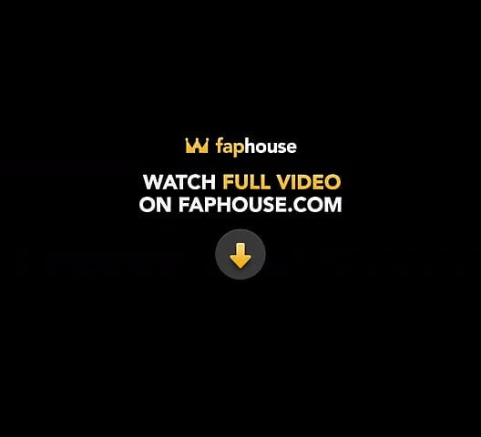 Fransa'nın batı kıyısında tatildeyim, Okyanus Okyanusu'ndan gelen rüzgar çok taze, balkonda çıplak yoga