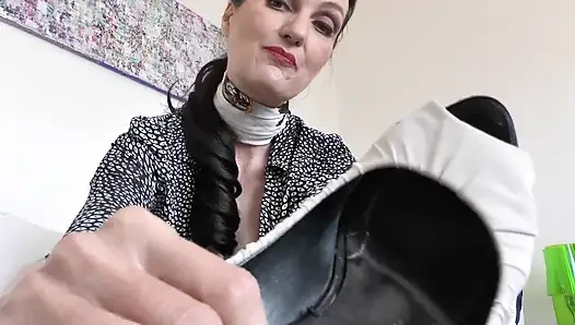 Fasziniert von meinen High Heels, sind Sie bereit, sich um meine Sohlen zu kümmern! Lady Victoria Valente