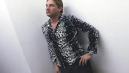 Киску крошке-блондинке вылизали и глубоко трахнули пальцами до капли