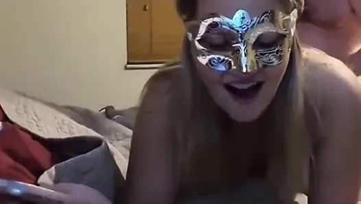 Hotwife ruft ihre stiefmutter und beste freundin, während sie gefickt wird