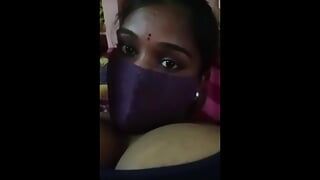 तेलुगु सौतेली बहन बड़े स्तनों वाली फूली निपल्स मालिश सौतेले भाई के लिए गंदी बात कर रही है