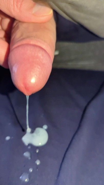 Vorhautpenis krass am spritzen lol