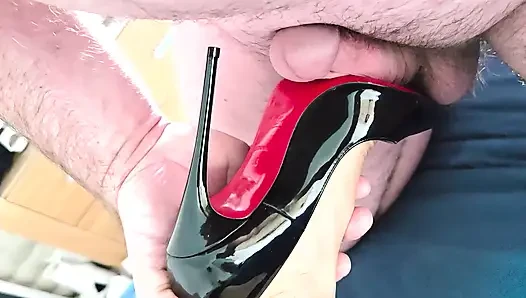 Dimulai dengan rok kulit, Louboutins berukuran 12cm warna hitam, ukuran 35, dan ide yang sangat buruk untuk jumat malam.