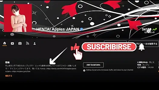 Erotik evli bir kadının büyük göğüslerini dikkatlice ovuyor.