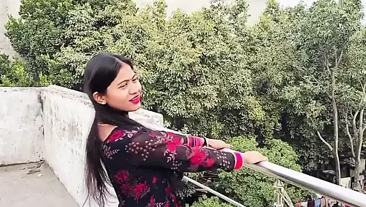 Cewek ini mengoda dan selingkuh dari suaminya waktu lagi liburan sama pria asing, tapi dia cantik banget