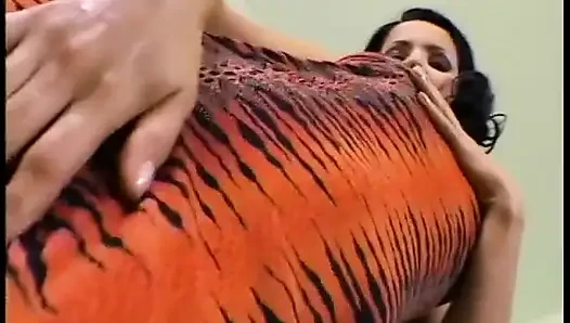 Heißes mädchen mit dicken titten gebeugt und gefickt, während sie blowjob gibt