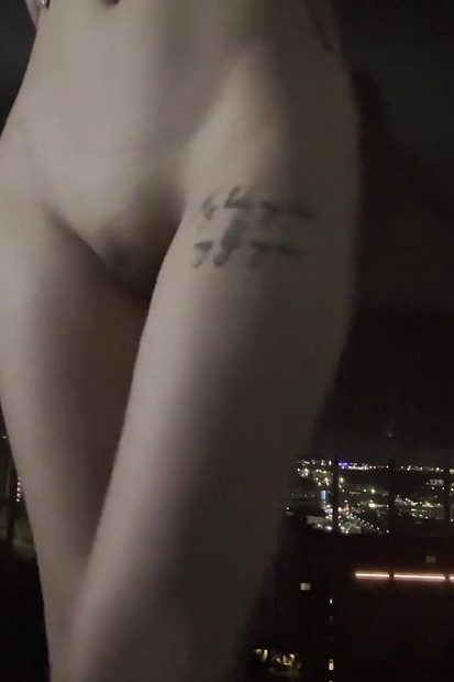 Zgodna azijka u Crvenom Satenu