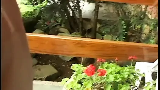 Siyah adam sarışın seks tanrıçası üzerinde pembe amcığını yalıyor