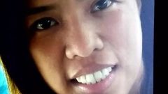 Une MILF philippine se fait recouvrir le visage (hommage au sperme)
