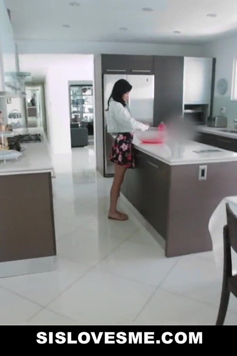 hot sauteli bahan eedan sin baathroom men apni choot ragarte hue pakri jaati hai - sislovesme poori philm