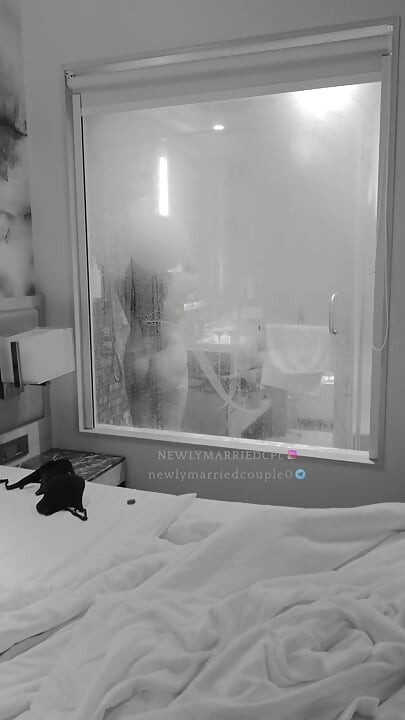Membersihkan diri selepas threesome dengan pelanggan