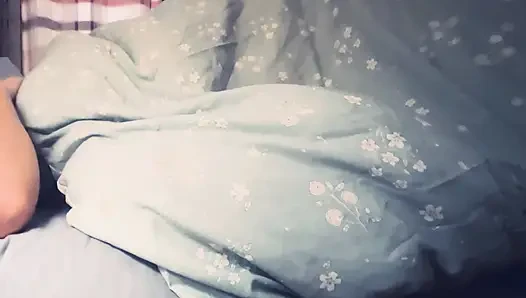 Baba annenin uyanmayı nasıl sevdiğini biliyor.. Güne en iyi şekilde fışkırtmasını sağlamak için iyi yalama ve parmakla sikiş