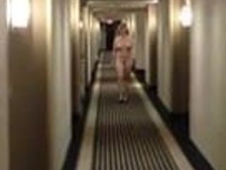 Блондинка-жена решается прогуляться обнаженной в отеле