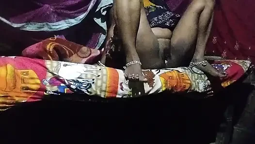 Chor ne chori karane aaya to bhabhi ne chor se boor chodane laga