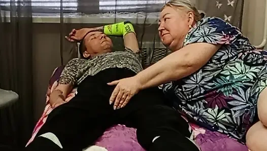 Tetangga mengisap kontol untuk mendapatkan sebagian air mani panas di mulutnya