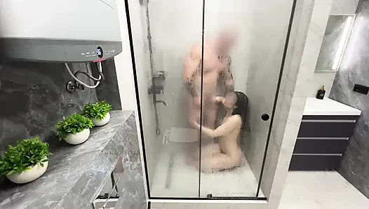 Seks penuh gairah di kamar mandi