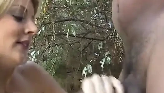 Deepthroating whore gets her throat blacked