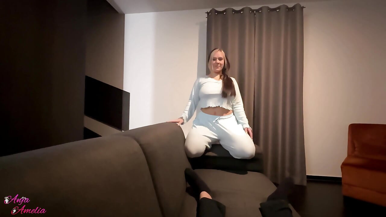 Prins masturbându-se! Futai noaptea în casa prietenilor noștri!