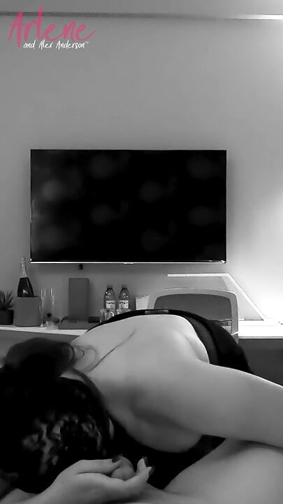 Rapid: muie cu vedere la persoana 1, masturbare cu baghetă magică și futai între țâțe scenă ștearsă