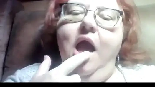 Video cewek semok ini lagi asik ciuman dan jilat bibirnya - close up!