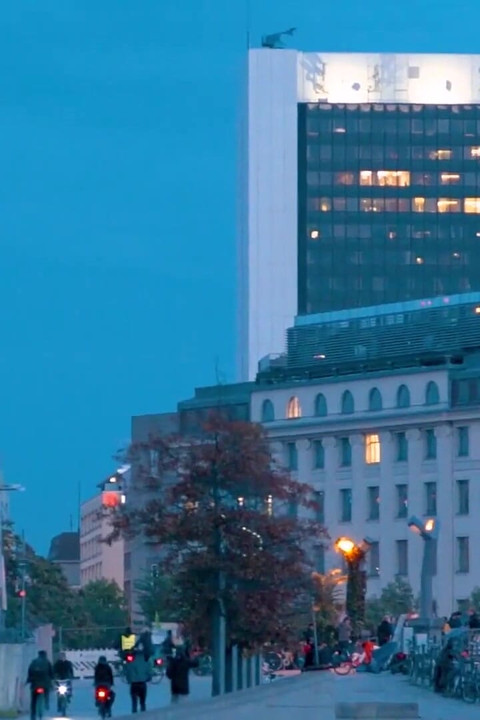 Prezent dla przypadkowego użytkownika! Gorąca Lola Shine płaci mu wizytę jebanie!